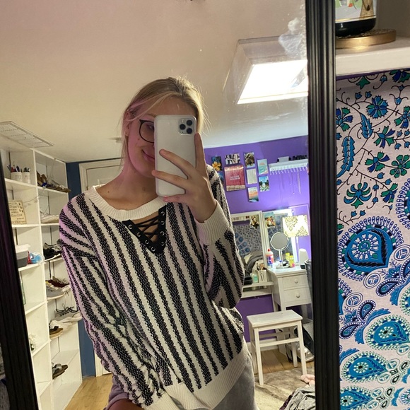 Unique sweater - Picture 2 of 3